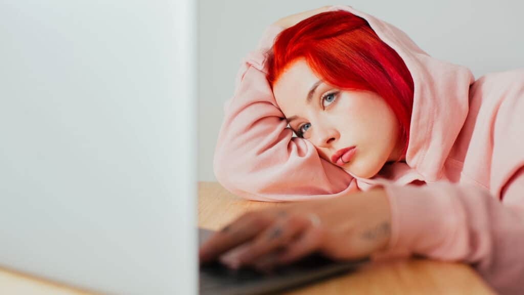 girl scrolling internet